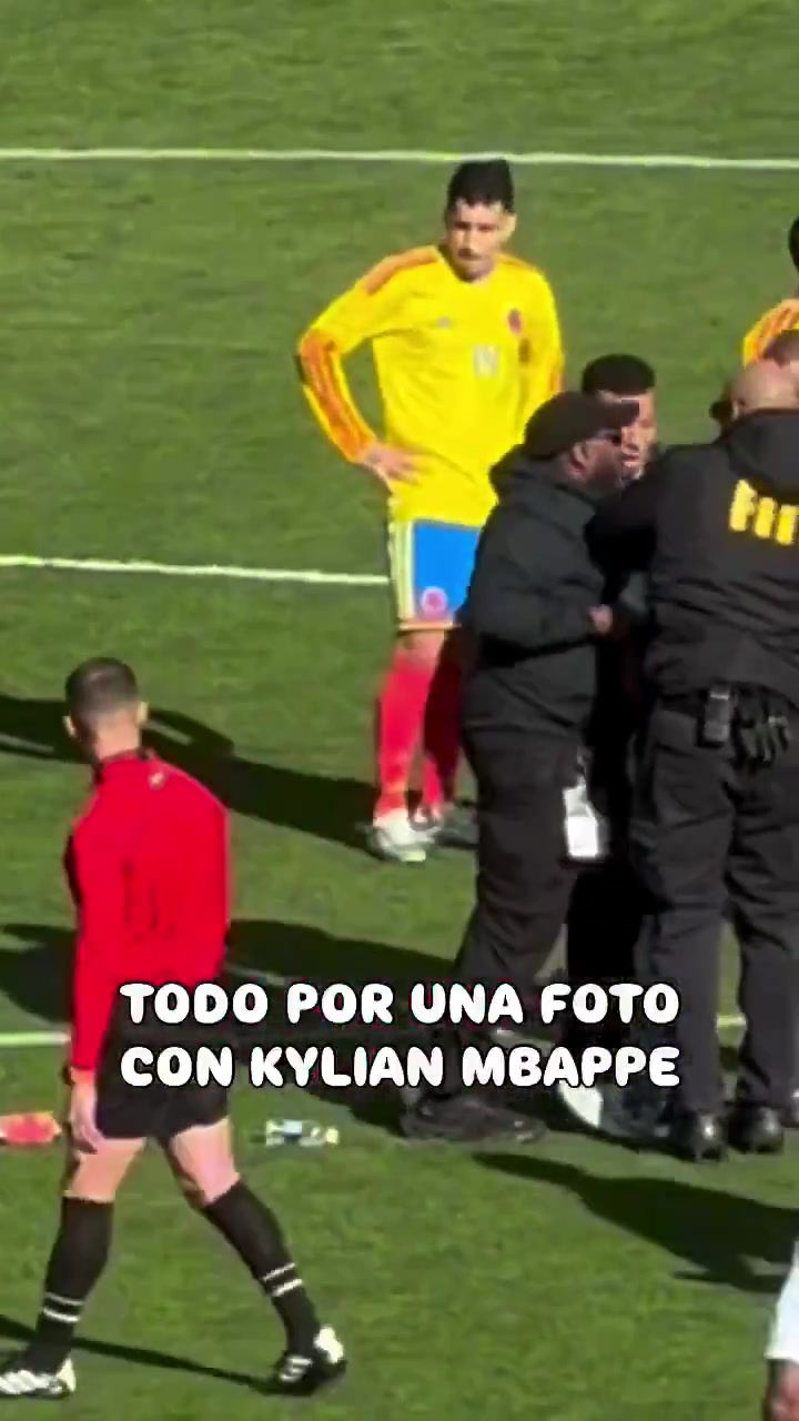 【体育头条】实拍：姆巴佩为了让一个孩子和他合影，竟然和保安争论起来