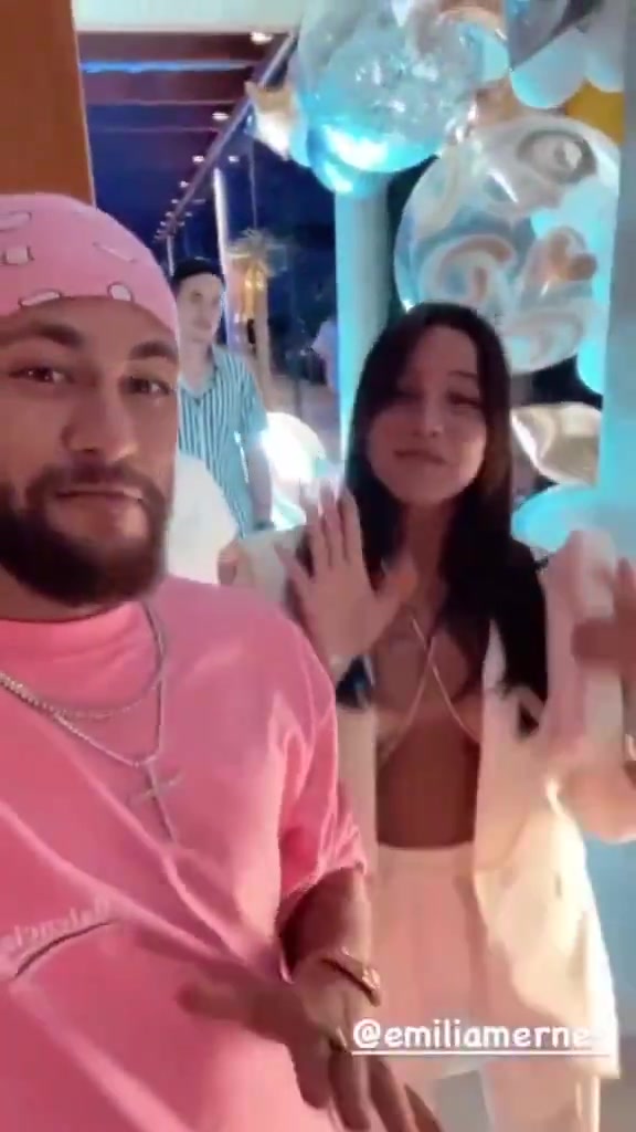 【关键时刻】内马尔撩妹时刻：推特许诺❗“给你拥抱”，转身便与