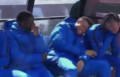 【推荐视频】法国替补席笑嘻了~姆巴佩笑出表情包，奥利塞捂脸实在憋不住啦~