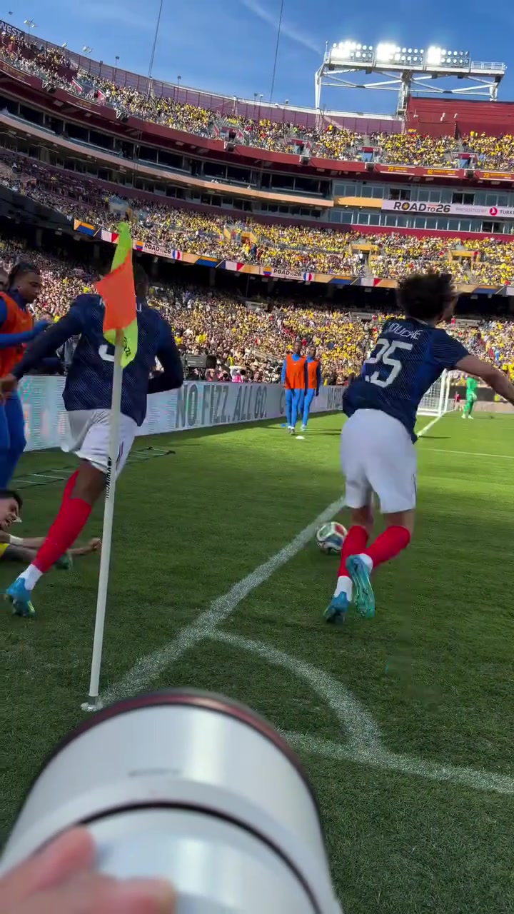 【实况回放】球过人不过！实拍：迪亚斯遭⚽到法国双人包夹，硬生