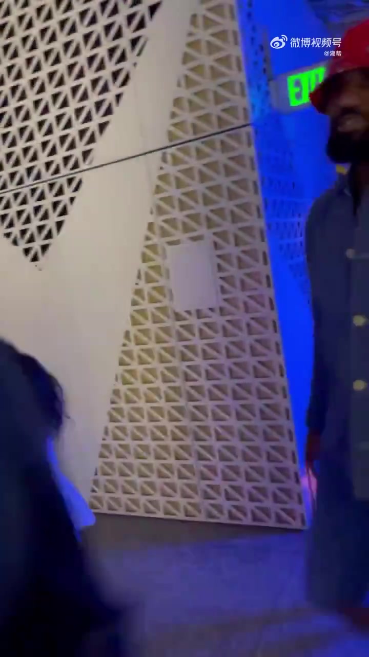 【值得一看】笑死！詹姆斯为了躲几个跟着他的女人，走了反向的电梯下楼