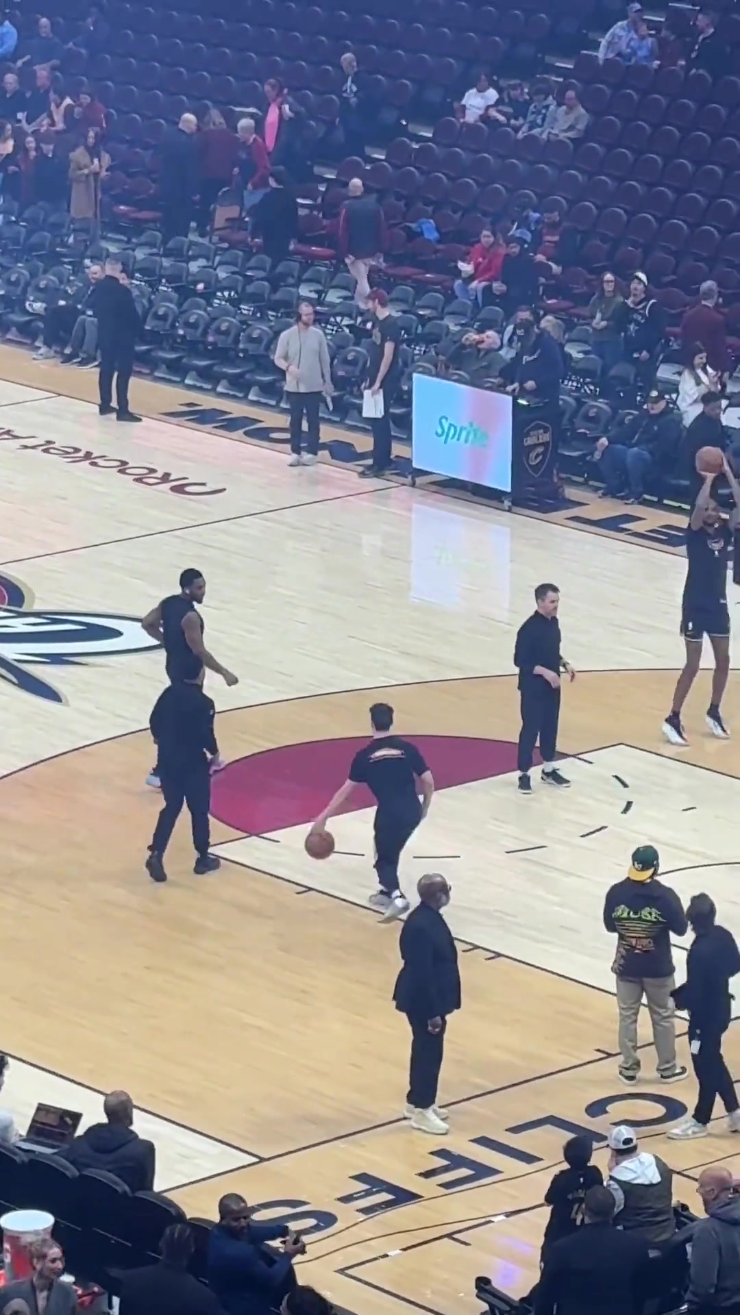 【值得一看】米切尔尝试练习哈登的后撤步，这动作看着不协调啊