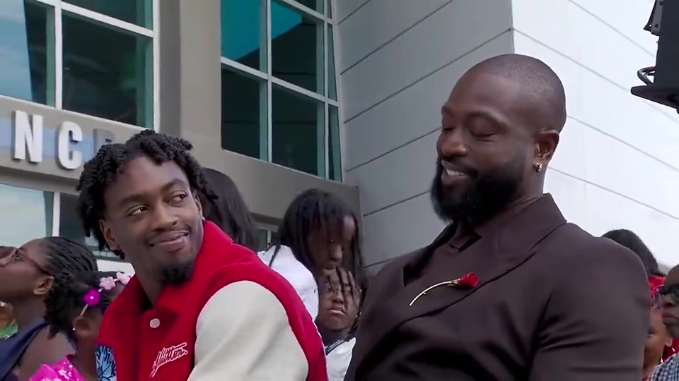 【有道理嘛?】看一次笑一次！韦德此前看到自己的雕像时，忍不住