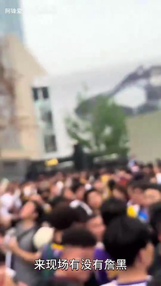 【体育视频】笑死！老詹去年中国行，一詹密竟大喊：现场有没有詹黑？