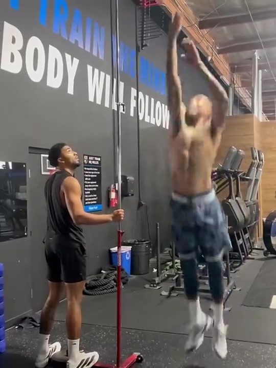 [球迷看点]同龄人没几个比他跳得高了吧！48岁肯扬·马丁这摸高真牛啊！