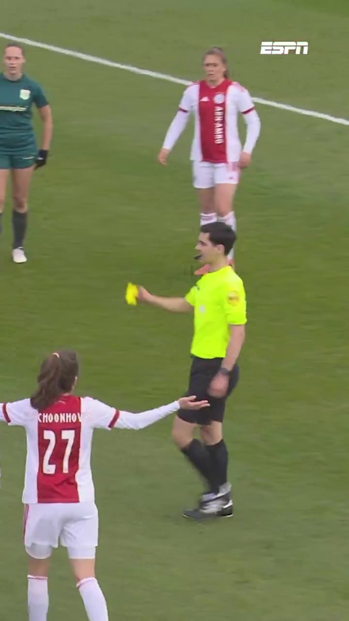 国外网友：这也要同薪？荷甲女足比赛上演活久见一幕