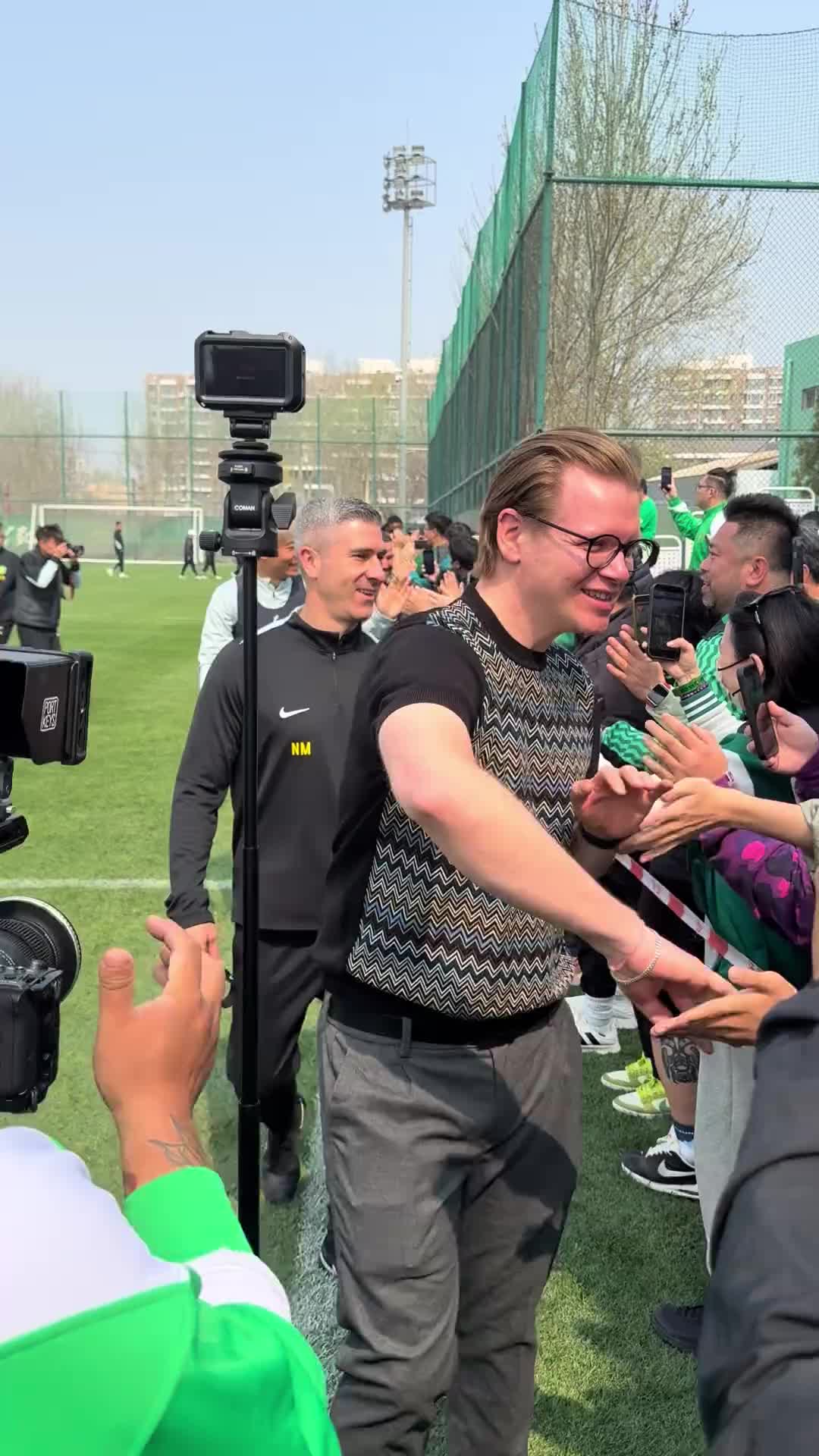 又玩梗！国安公开训练课，将帅与球迷击掌，到王刚变“战神加油”