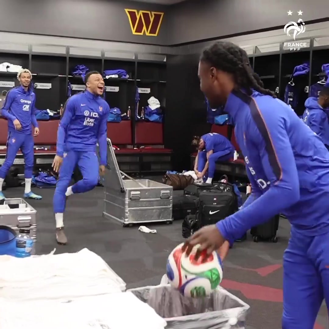 姆巴佩在法国队更衣室投篮命中,这笑声太魔性了