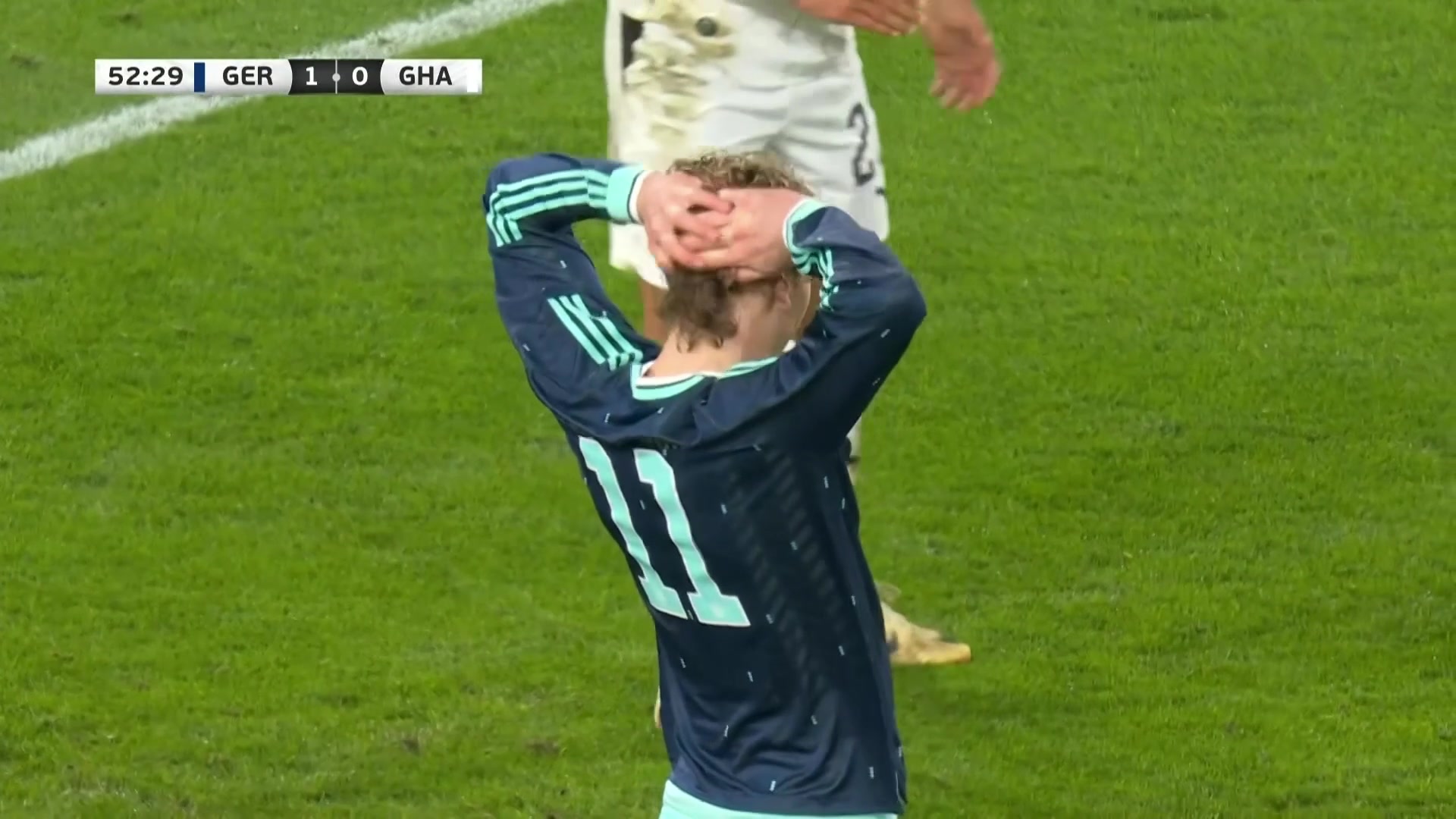 差点运气！卡尔下底传中，沃尔特马德头球击中横梁