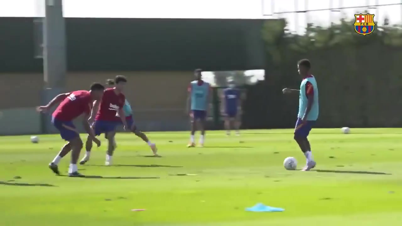 像往常一样努力！苏亚雷斯当年在巴萨的最后一场训练！