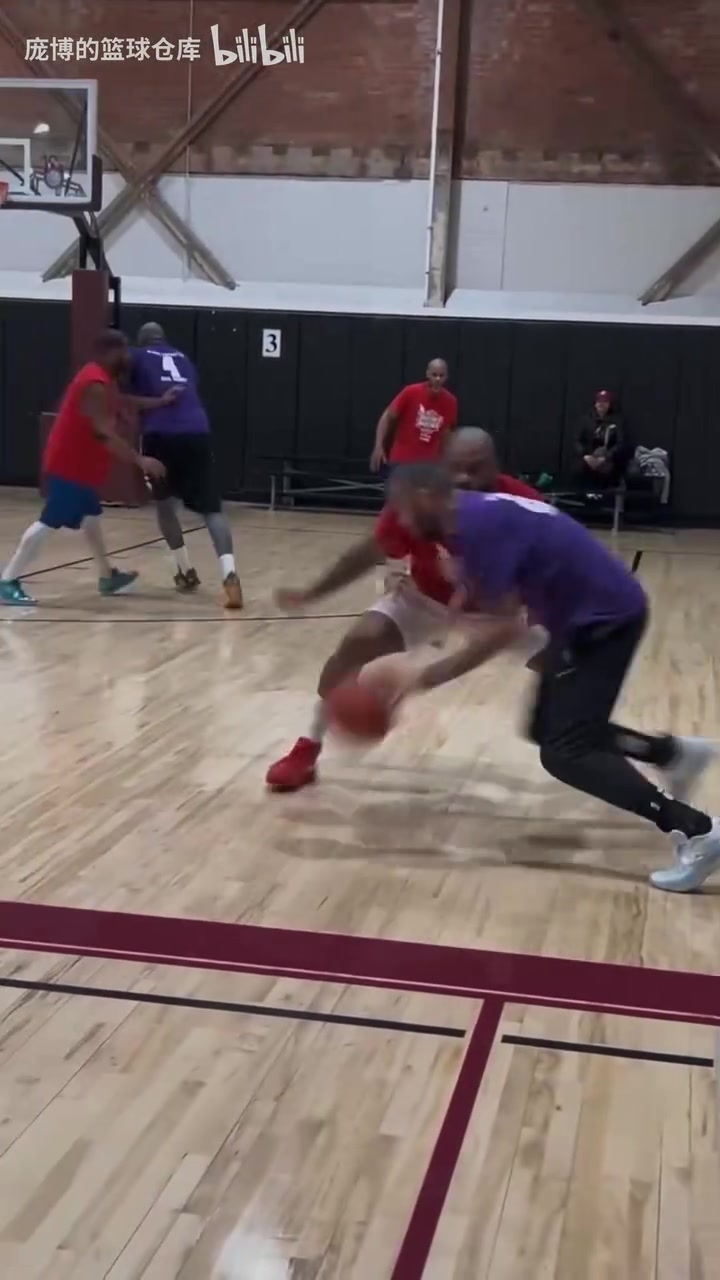 【今日高能剪辑】在这就是球星打法！PJ塔克野球局持球一挑⬇️