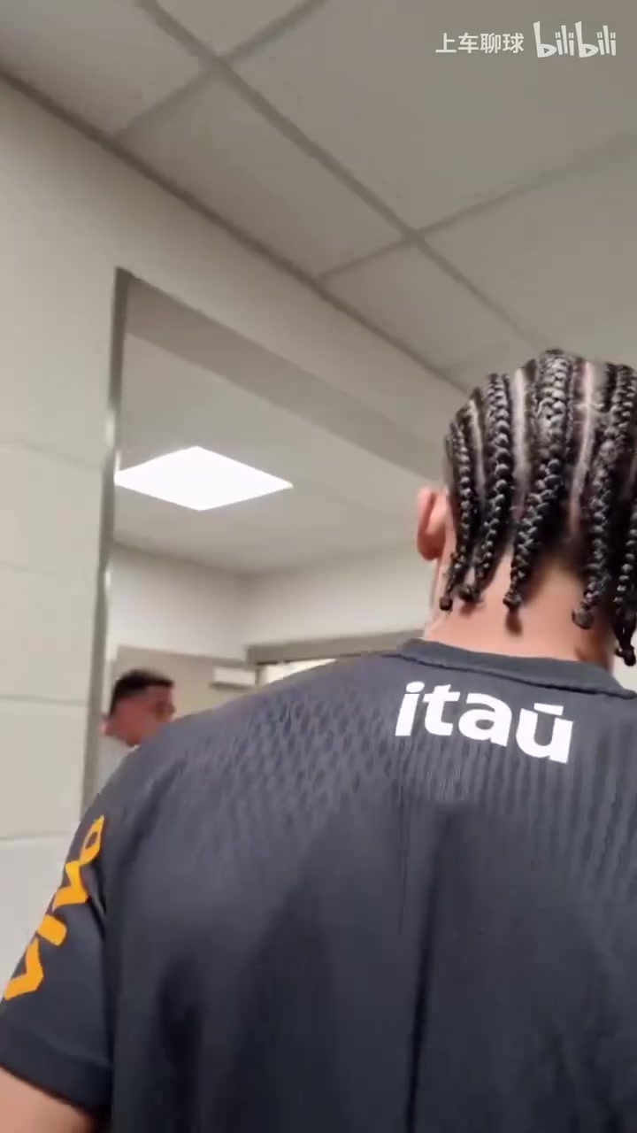 【球迷看点】传承！大罗和巴西国家队球员友好互动！和佩德罗说了