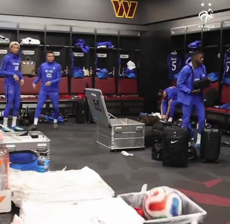 [推荐视频]笑得像个孩子！姆巴佩这篮球技术似乎有点东西啊！