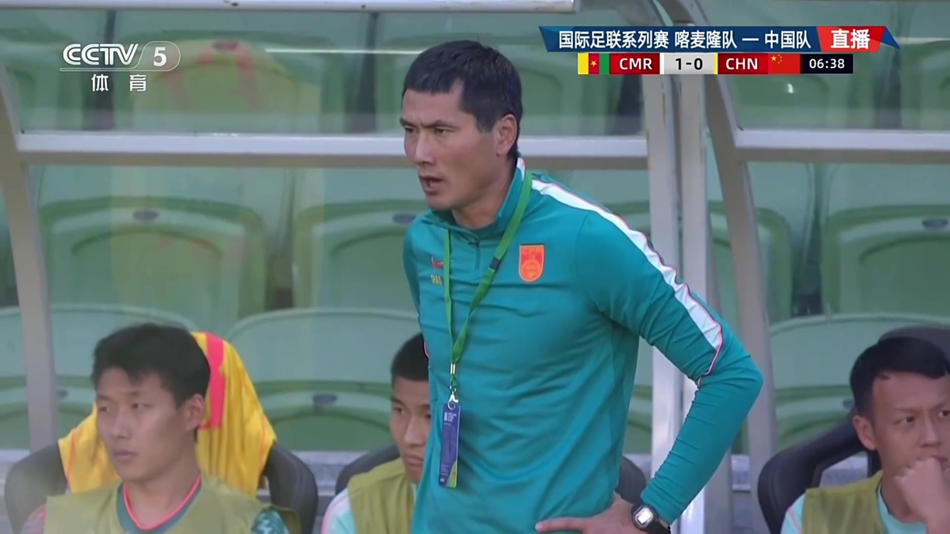 【今日视频】国足丢球后场边的邵佳一面色凝重，一脸不悦在思考些什么