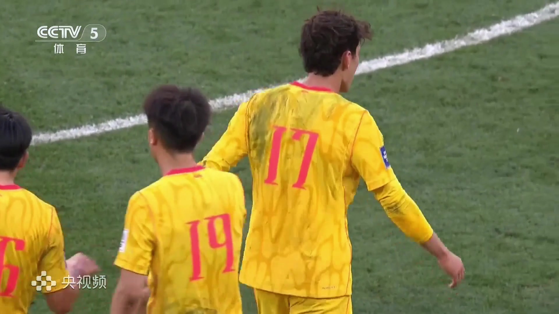 [足球]拼命三郎！赛后替补登场拜合拉木的球衣是最脏的