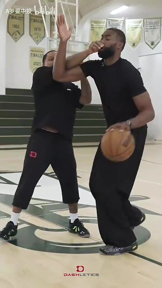 [今日视频]原来造犯规真的可以练！杰伦布朗苦练辅助手造犯规！