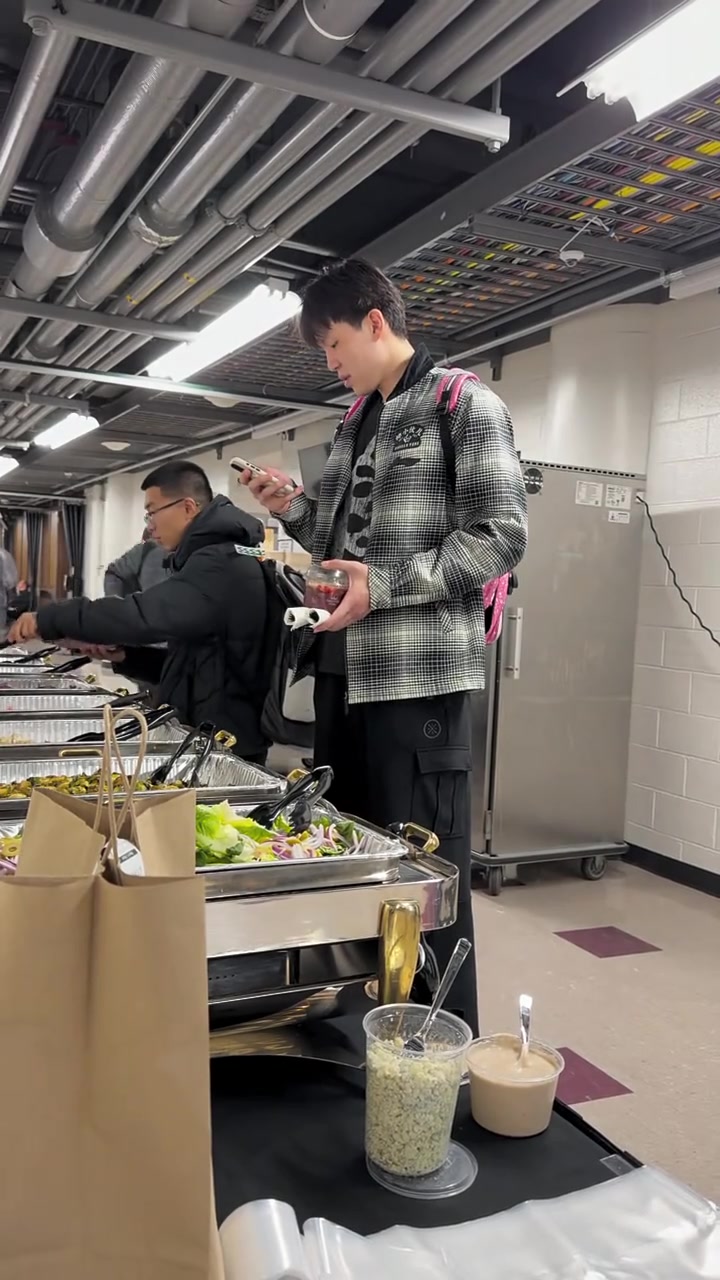 [你怎么看？]看看赛后杨瀚森在球队吃的啥？