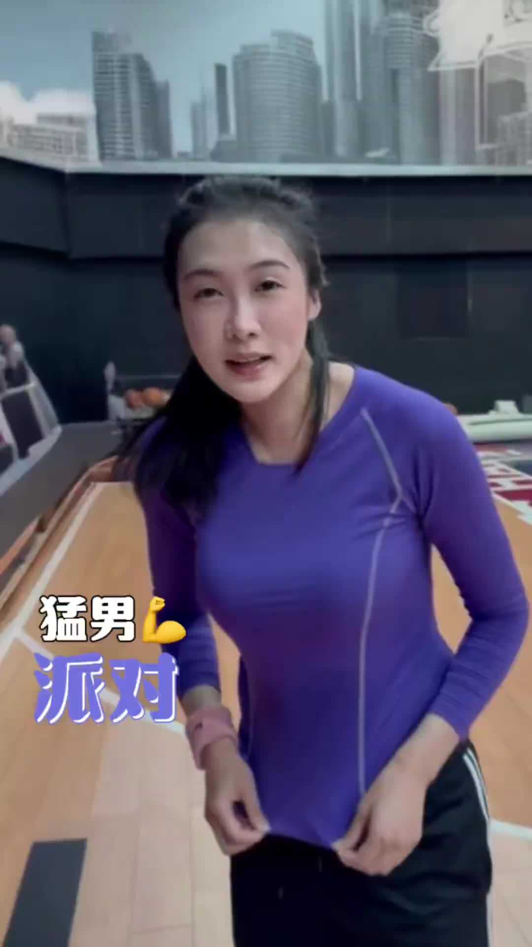 网红球员学妹布朗妮挑战猛男夹缝中生存!这身材应该不吃亏吧