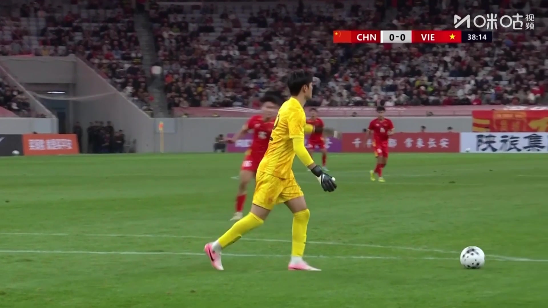 我的天啊！杜月徵不停球凌空抽出精彩落叶球，对方门将直接看傻了