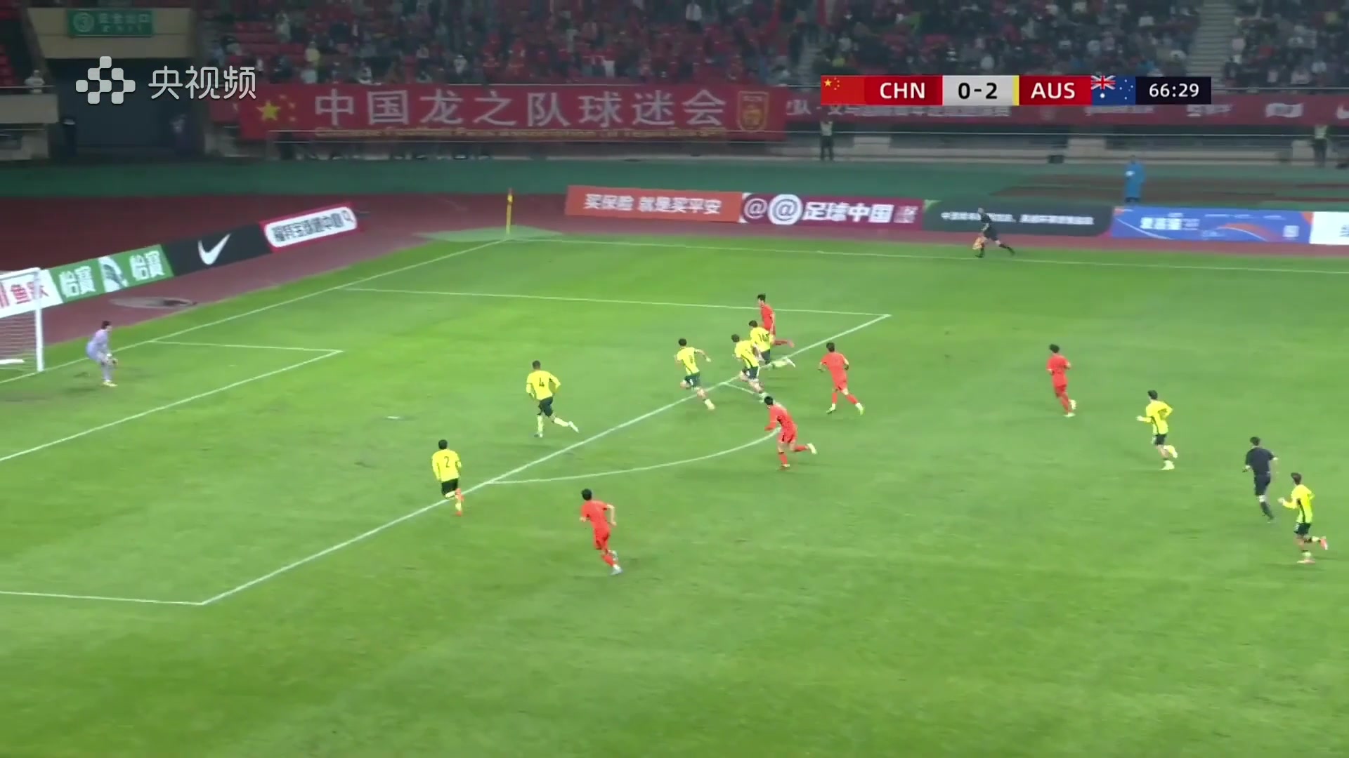 这球冷静!澳大利亚后场失误,杨铭锐补射破门扳回一球