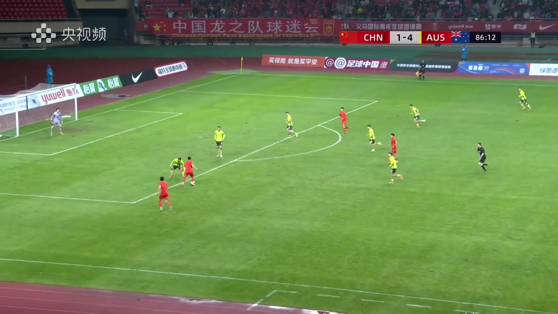 这脚漂亮!对手手球没吹,杨铭锐直接禁区外打门折射入网2-4