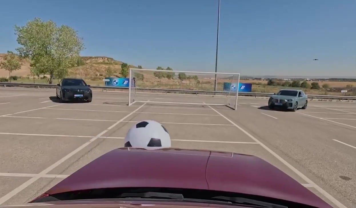 太会玩了皇马球员开着宝马踢足球,这脚“世界波”你给几分