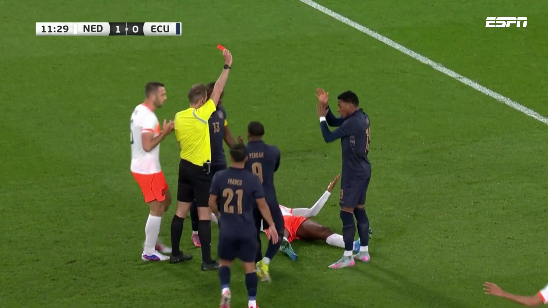 防守最后一人！普拉塔超车单刀，邓弗里斯拉倒犯规直红离场！