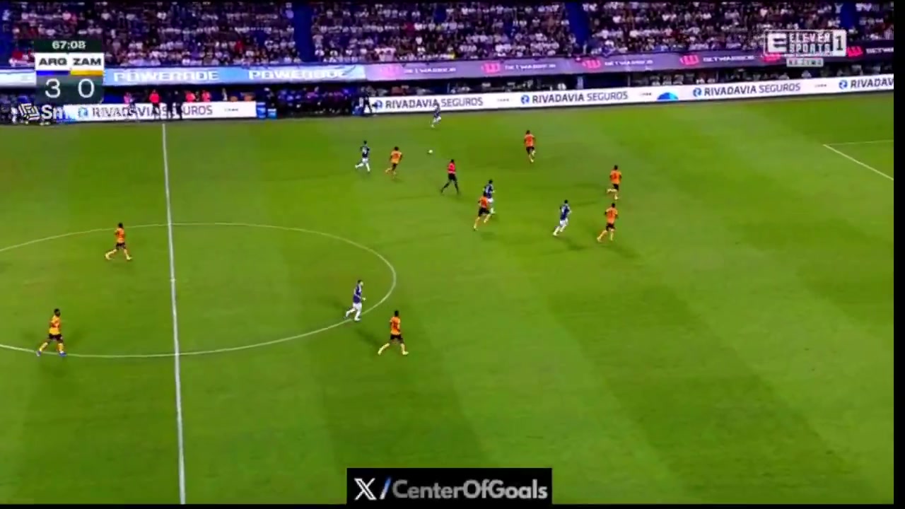 【足球】反弹破门！阿尔马达队友撞墙配合，禁区横传打在对手身上弹进！