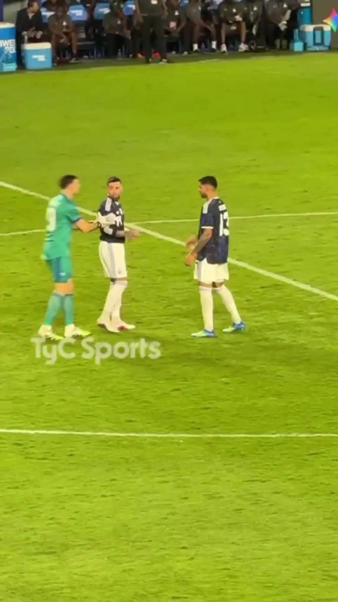 【梅西】实拍：奥塔门迪本拒绝罚点，大马丁指挥奥塔门迪过去梅西身边