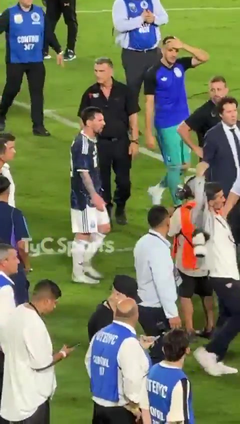 [精选视频推荐]梅西生气了！赛后安保人员将梅西❕团团围住，梅