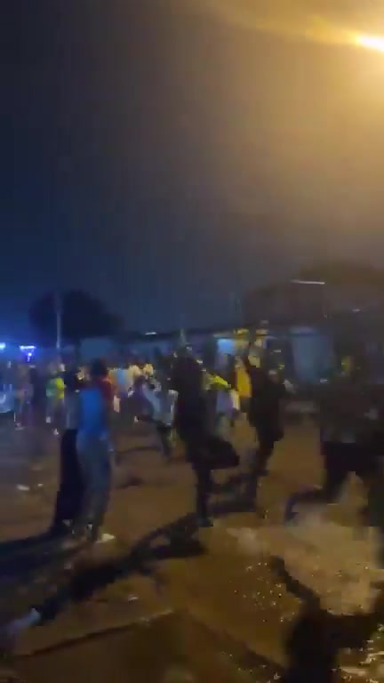 【足球】刚果民主共和国时隔52年再次晋级世界杯，全国上下冒雨庆祝！