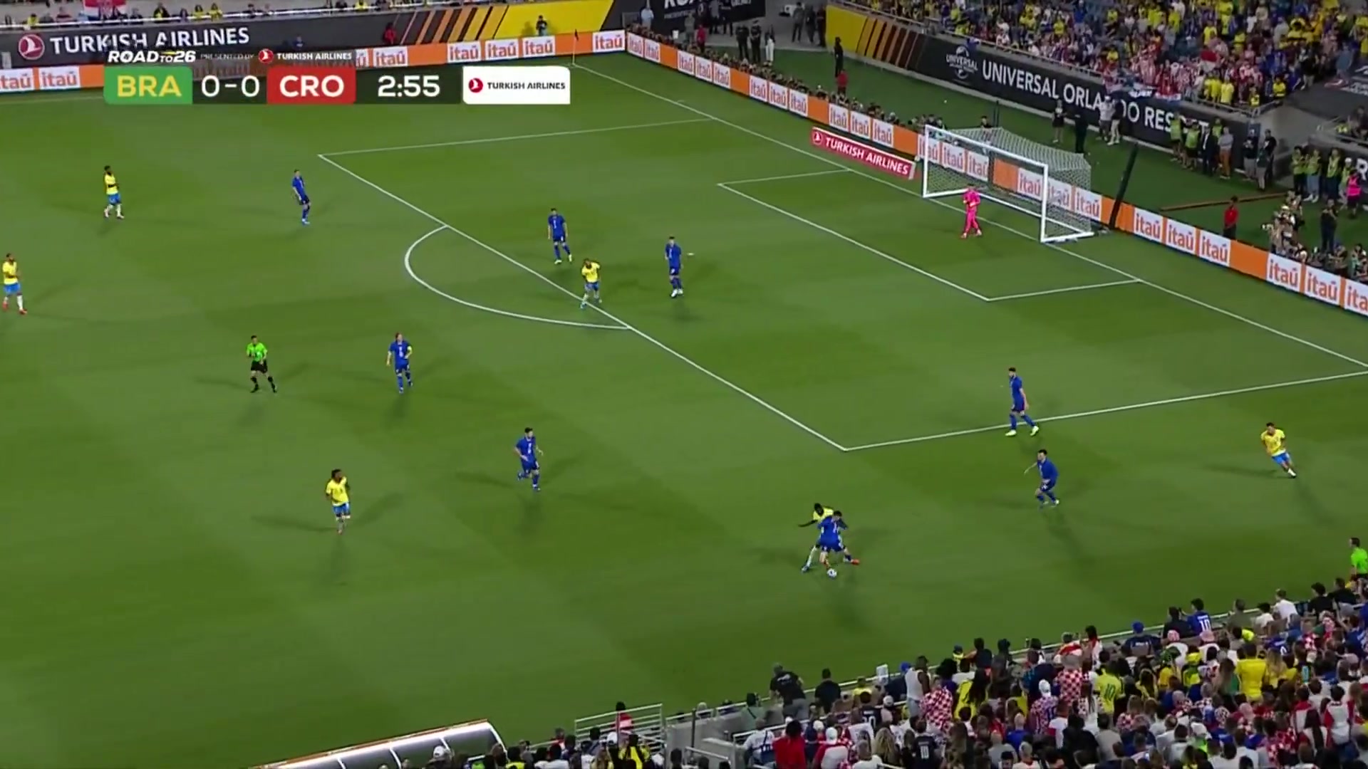 【足球】安切洛蒂似乎不太喜欢镜头对着他，摄影师貌似挡着安帅指