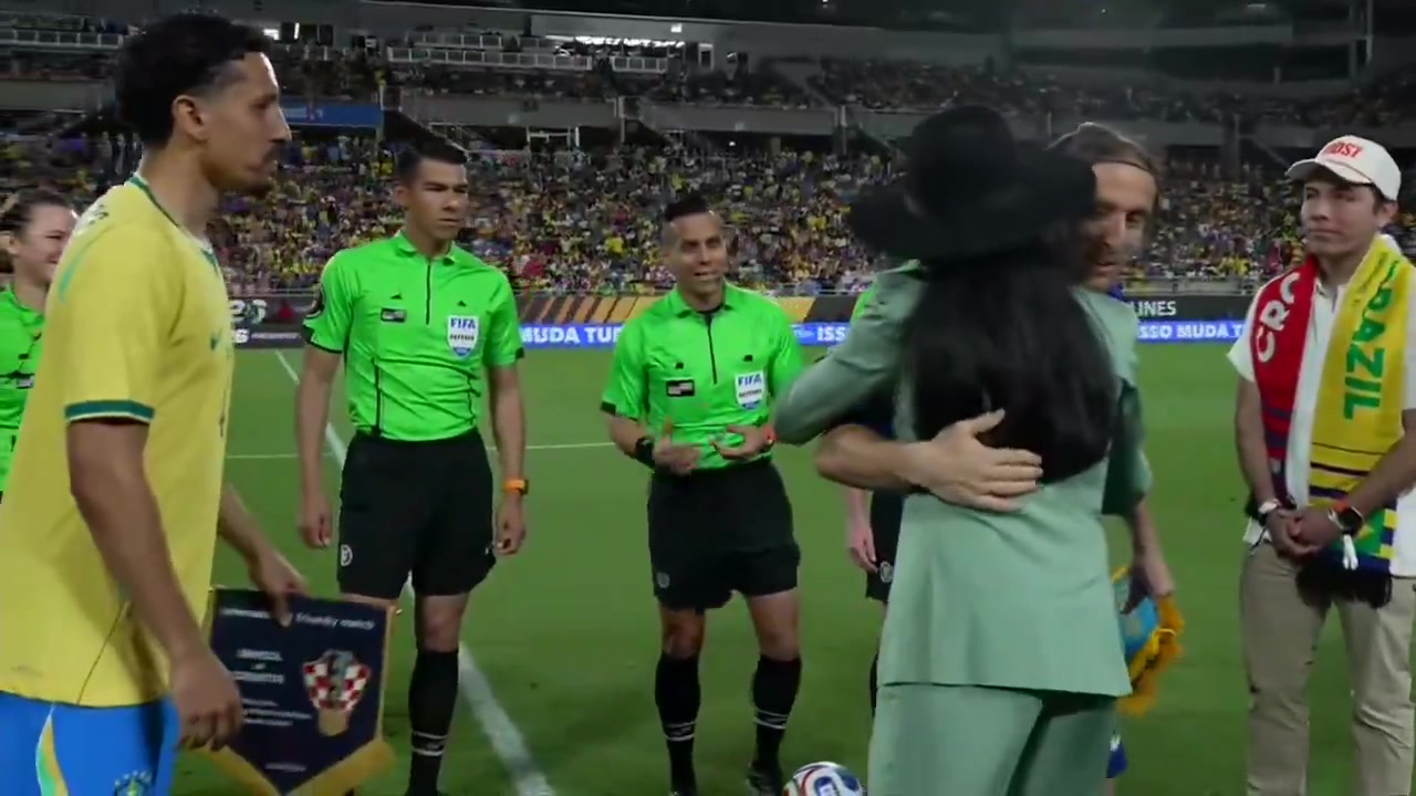 [推荐]巴西女足传奇玛塔负责抛硬币开球，和莫德里奇、马基友好