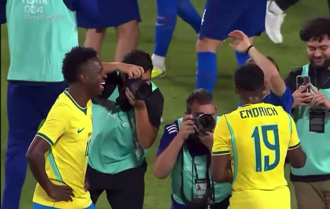 [球迷看点]皇马的传承！莫德里奇和维尼修斯寒暄，还拥抱了恩德