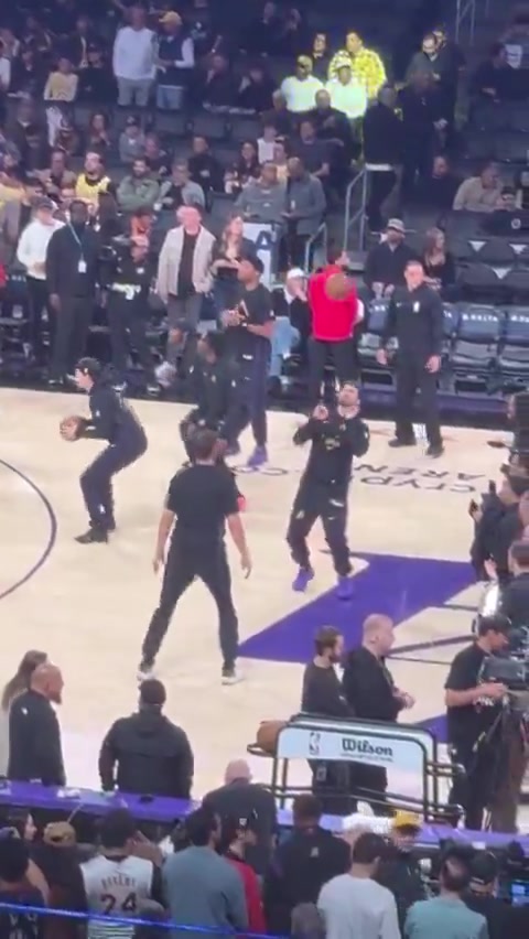 【热点视频】被篮球耽误的足球健将？东契奇赛前颠头球 水平还不