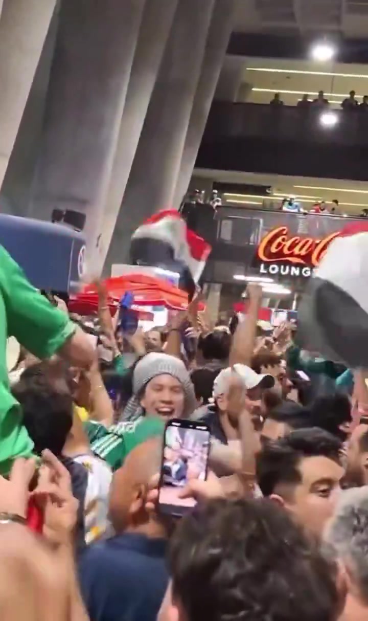 【今日视频】墨西哥球迷和伊拉克球迷一起高声欢呼，庆祝伊拉克重返世界杯！