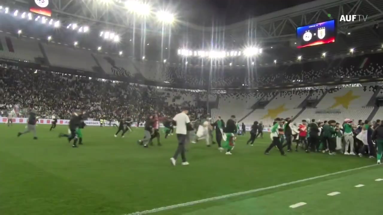 [球迷看点]一团乱！在与乌拉圭的友谊赛结束后，阿尔及利亚球迷冲进了球场