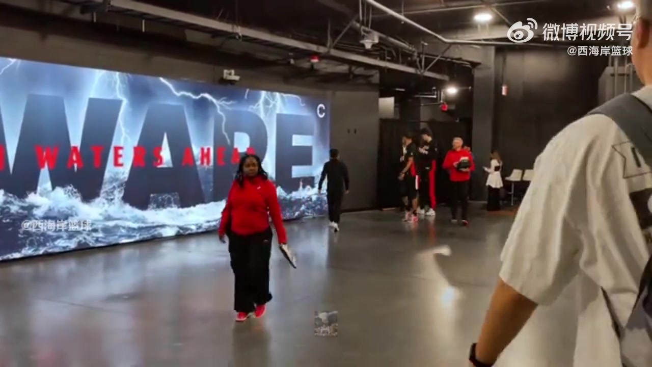 【推荐】在聊啥呢？杨瀚森赛后跟开拓者总经理克罗宁交流！