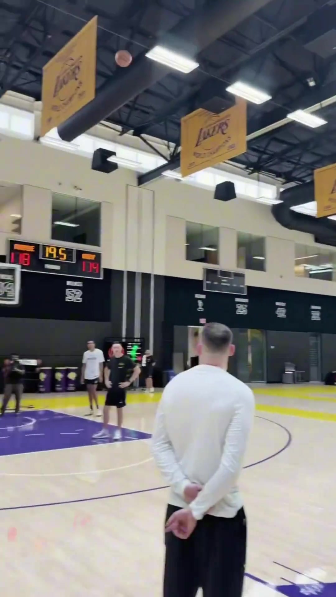 小里和卢卡的半场投篮掰头好像是无穷无尽了