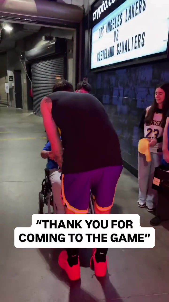 暖心❤️!东契奇赛前见小球迷给小球迷签名...