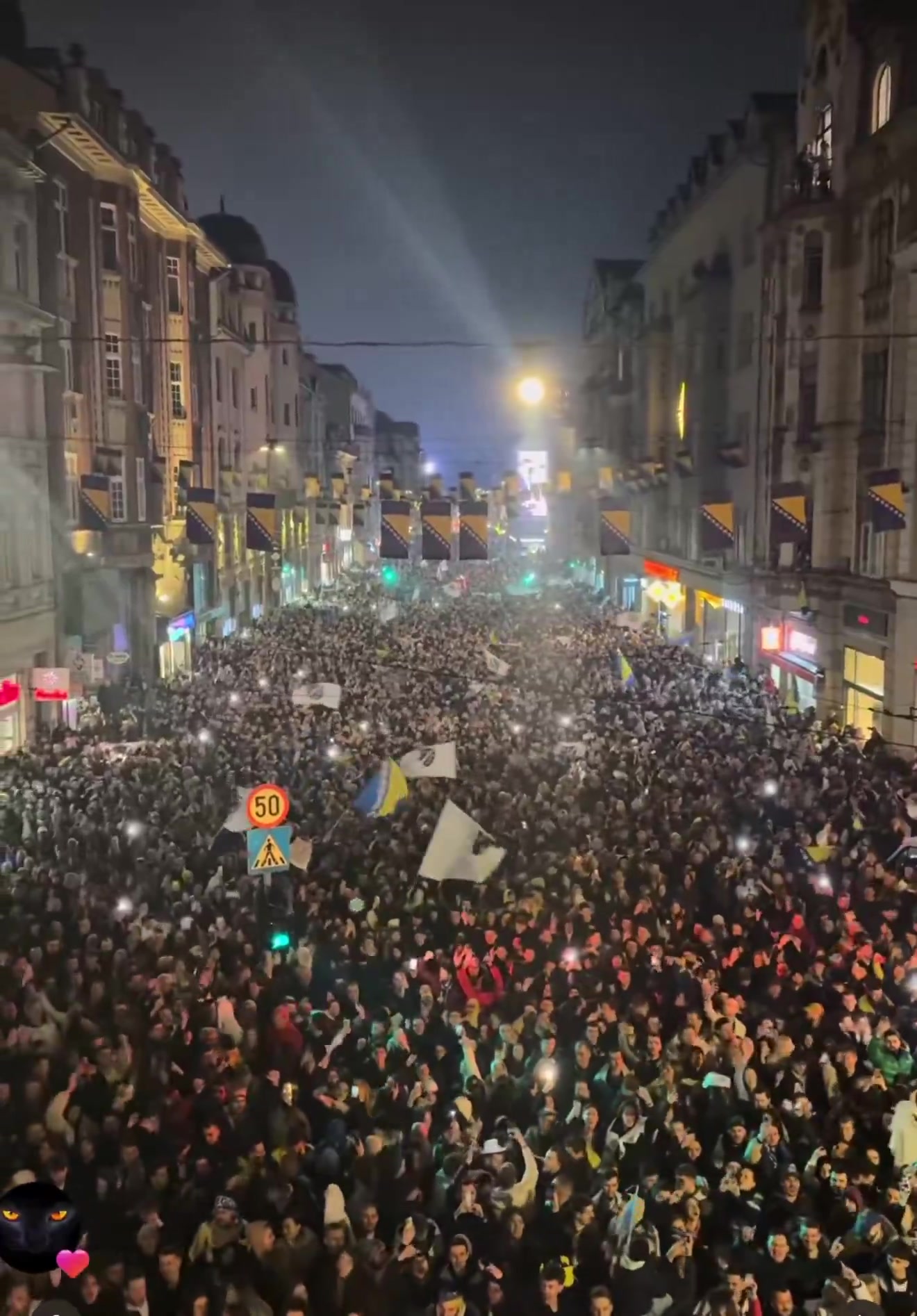 [今日精选剪辑]真是万人空巷！波黑球迷深夜⬅️庆祝晋级世界杯