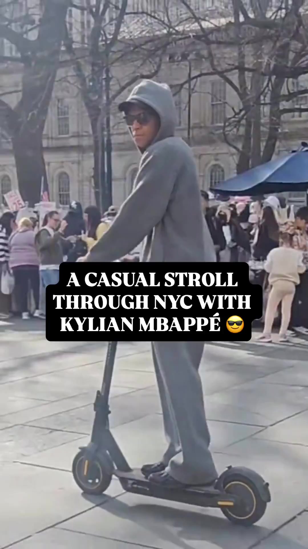 [体育头条]主打一个松弛感！姆巴佩在纽约街头悠闲出行、享受时