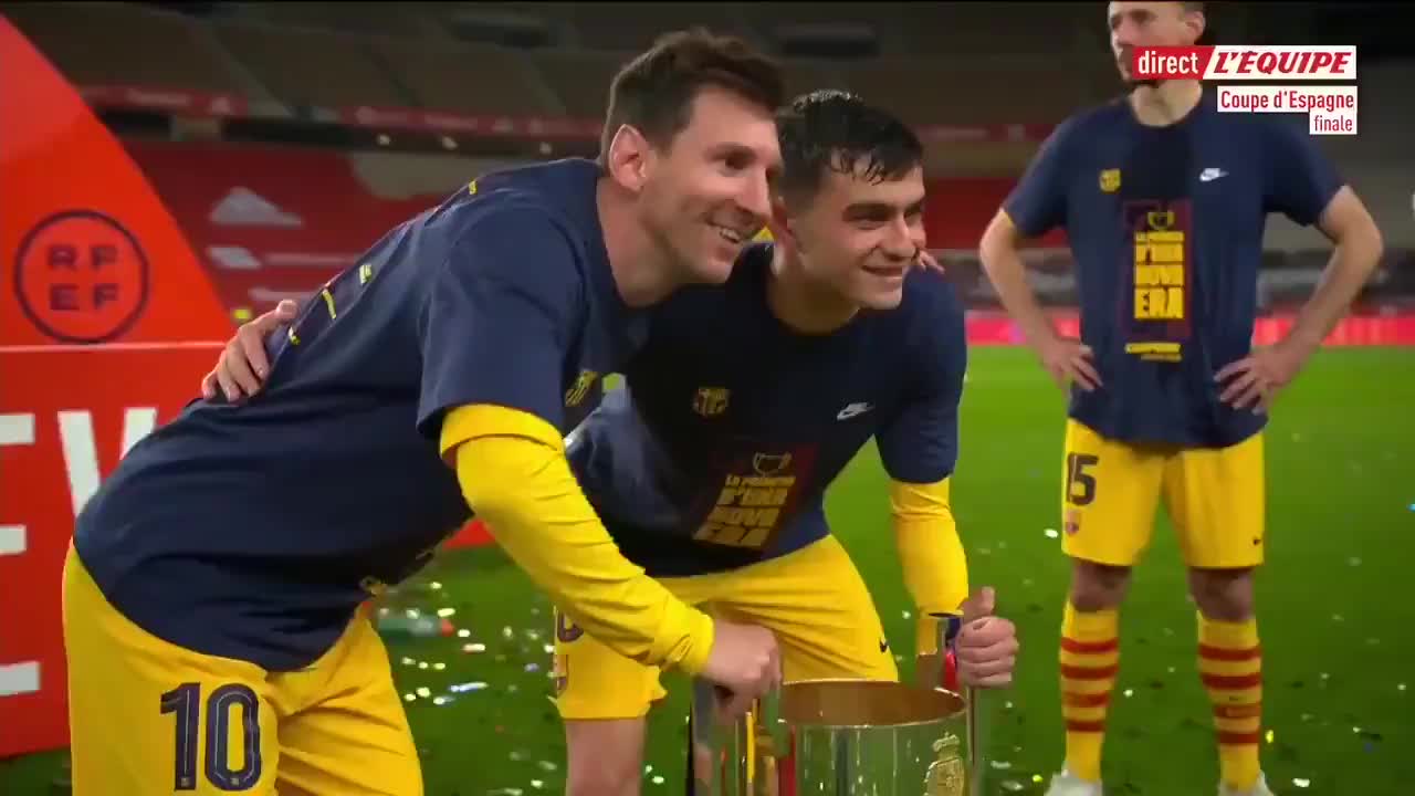 【梅西】梅西才是真正的奖杯？巴萨夺国王杯那一刻，所有人排队和