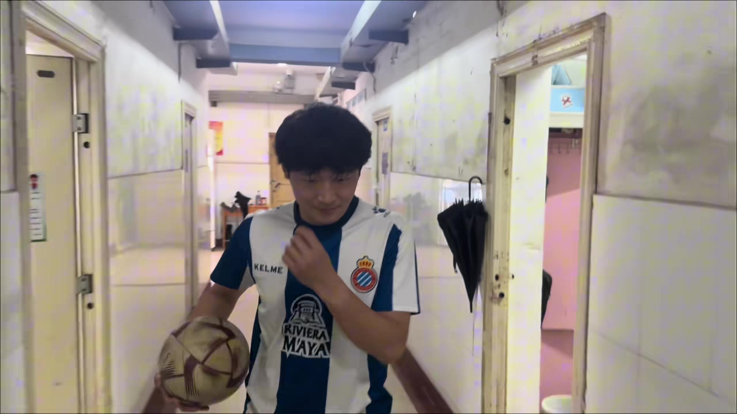 [视频]刚出来那一刻真的恍惚了！不是哥们你是武磊啊，咋这么像呢