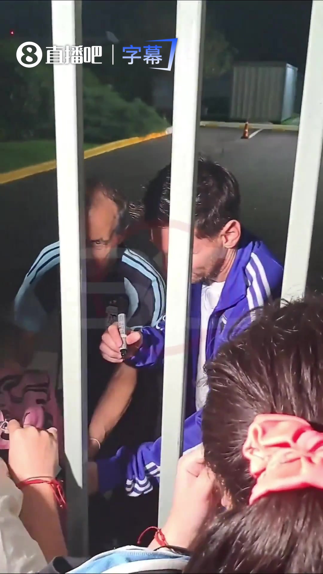 【球迷看点】梅西被粉丝求抱抱后的灵魂发问：隔着大铁门，咱俩咋操作？