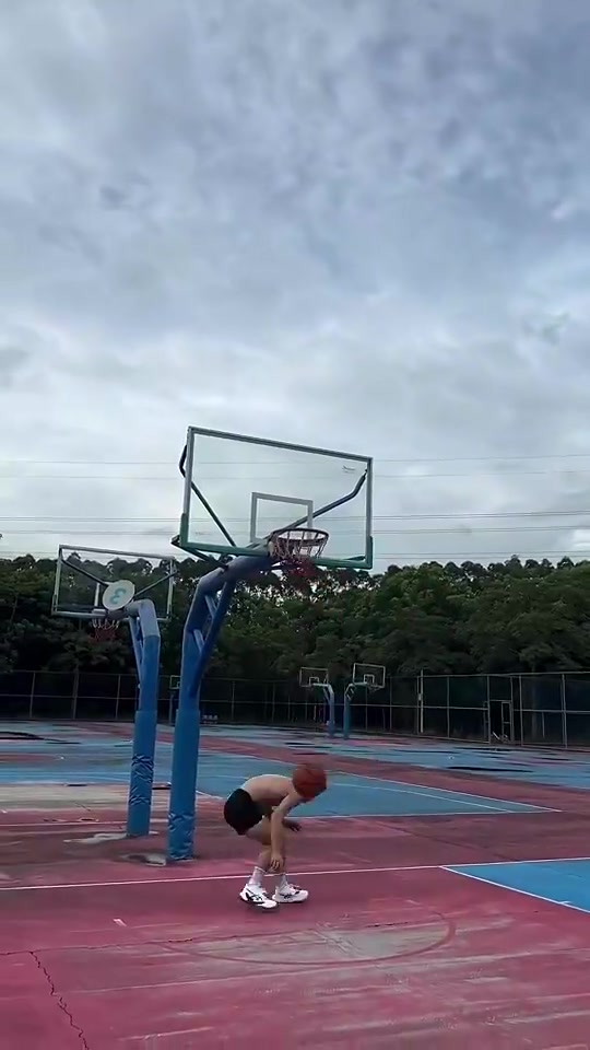 [NBA]卧槽，炸裂啊！在野球场能这样扣篮，都是民间超级大神