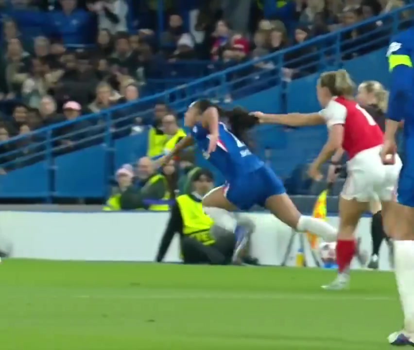 [精选片段]⚽阿森纳女足拽切尔西球员辫子阻止反击，裁判无表示