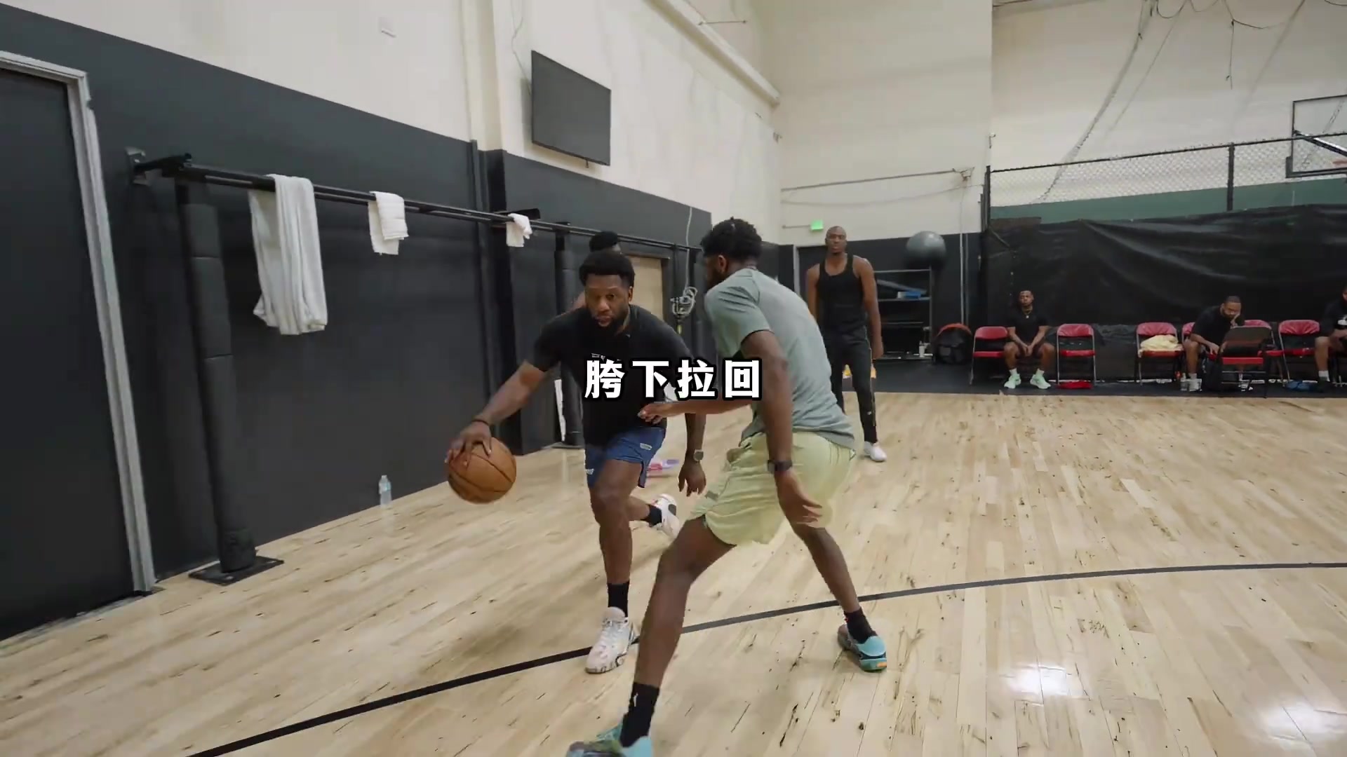 “马克西都在学习的突破和上篮技巧，突破到篮下的对抗欧洲步”