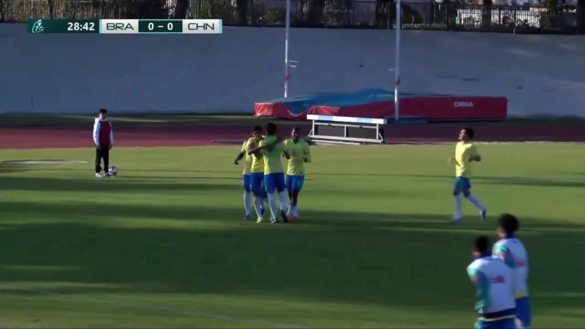 中国男足U16丢球！费雷拉插上禁区内弹射破门！