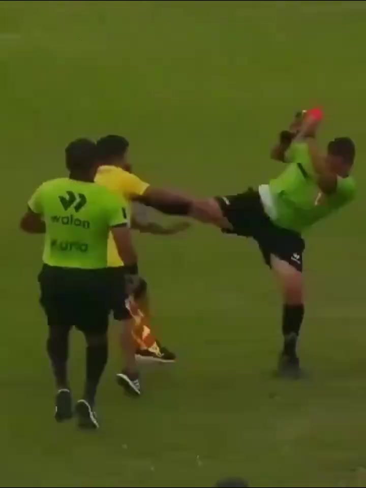 【球迷看点】练家子？球迷不满红牌偷袭裁判被高抬腿放倒！